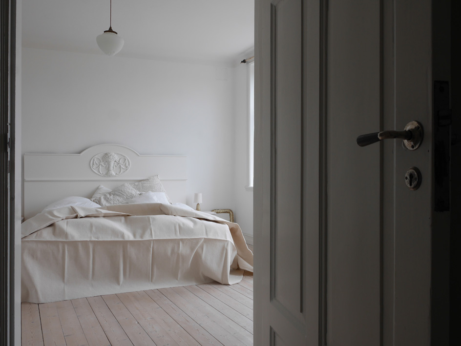 20.bedroom.and.door.small
