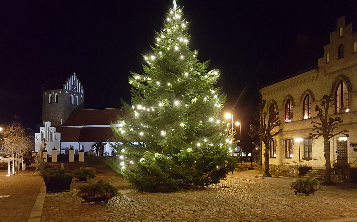 torget-med-gran-cropped-small